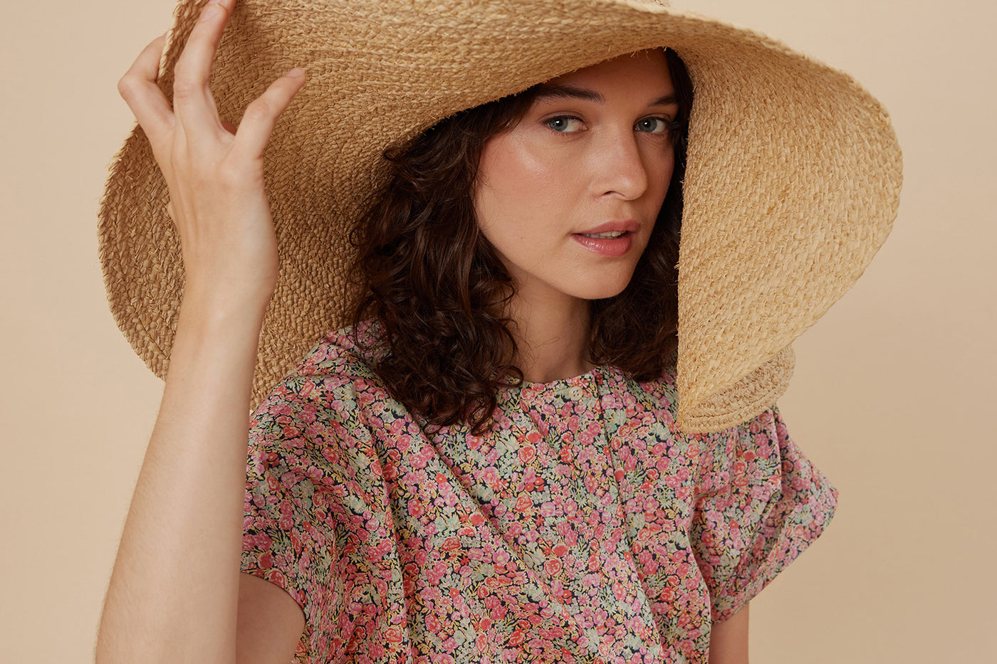 Women's look summer 2024 raffia hat