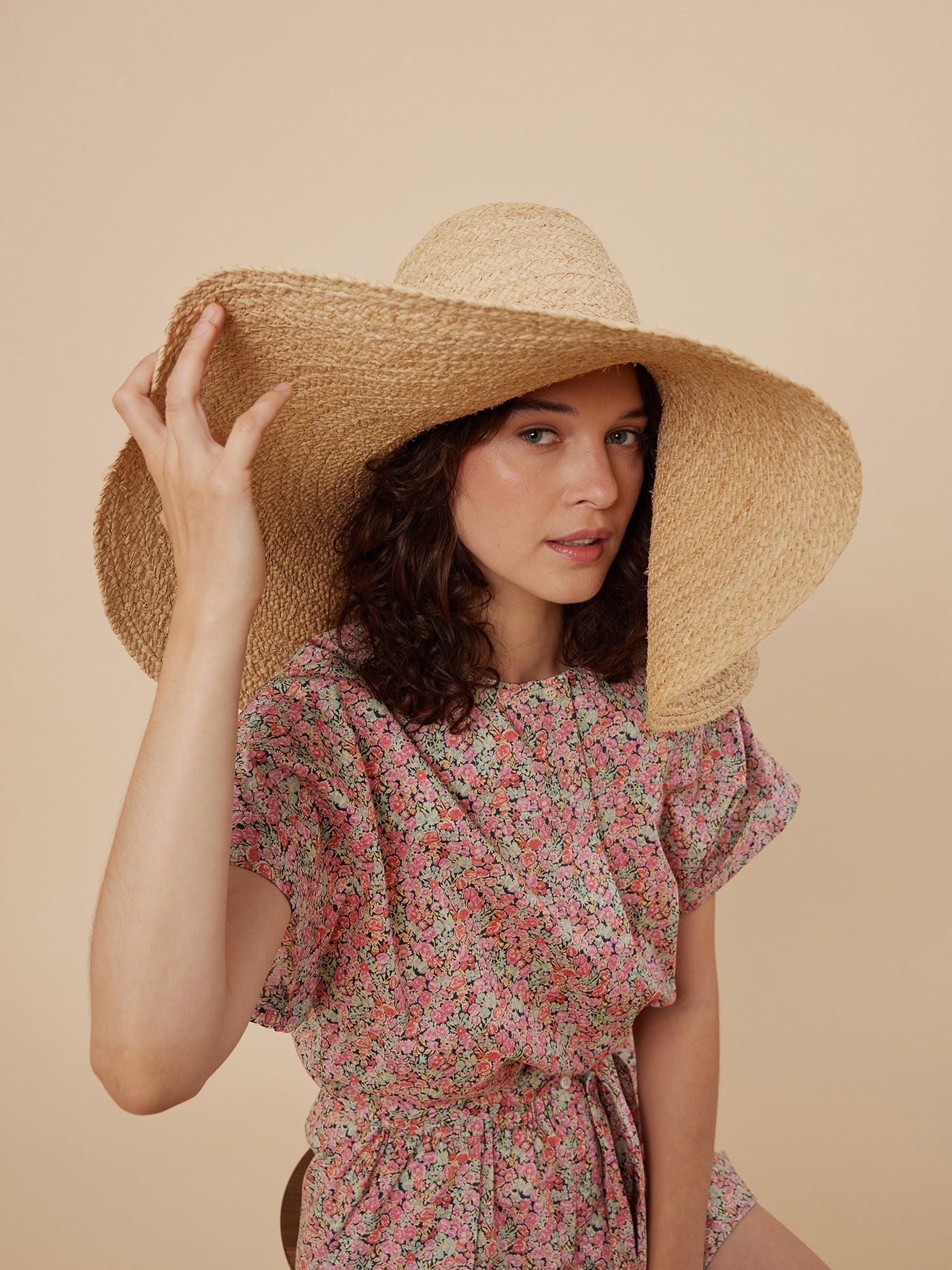 Women's look summer 2024 raffia hat