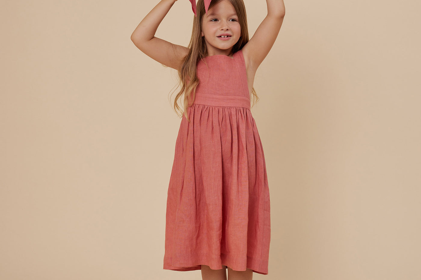 Summer 2024 girl's look linen cross-back dress