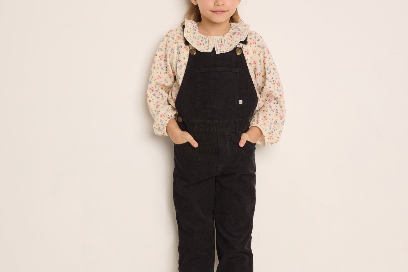 Winter 2023 girl's look velvet overalls