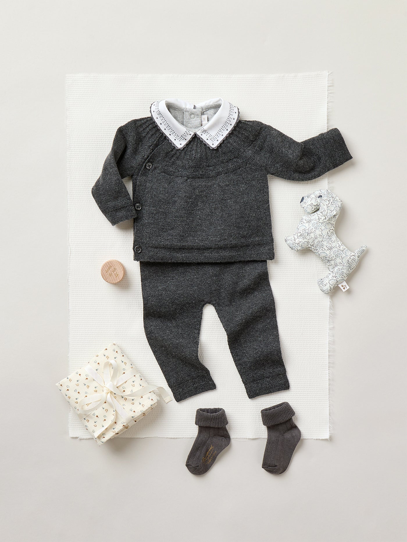 Jina set with fancy stitch on the neckline in heather gray wool