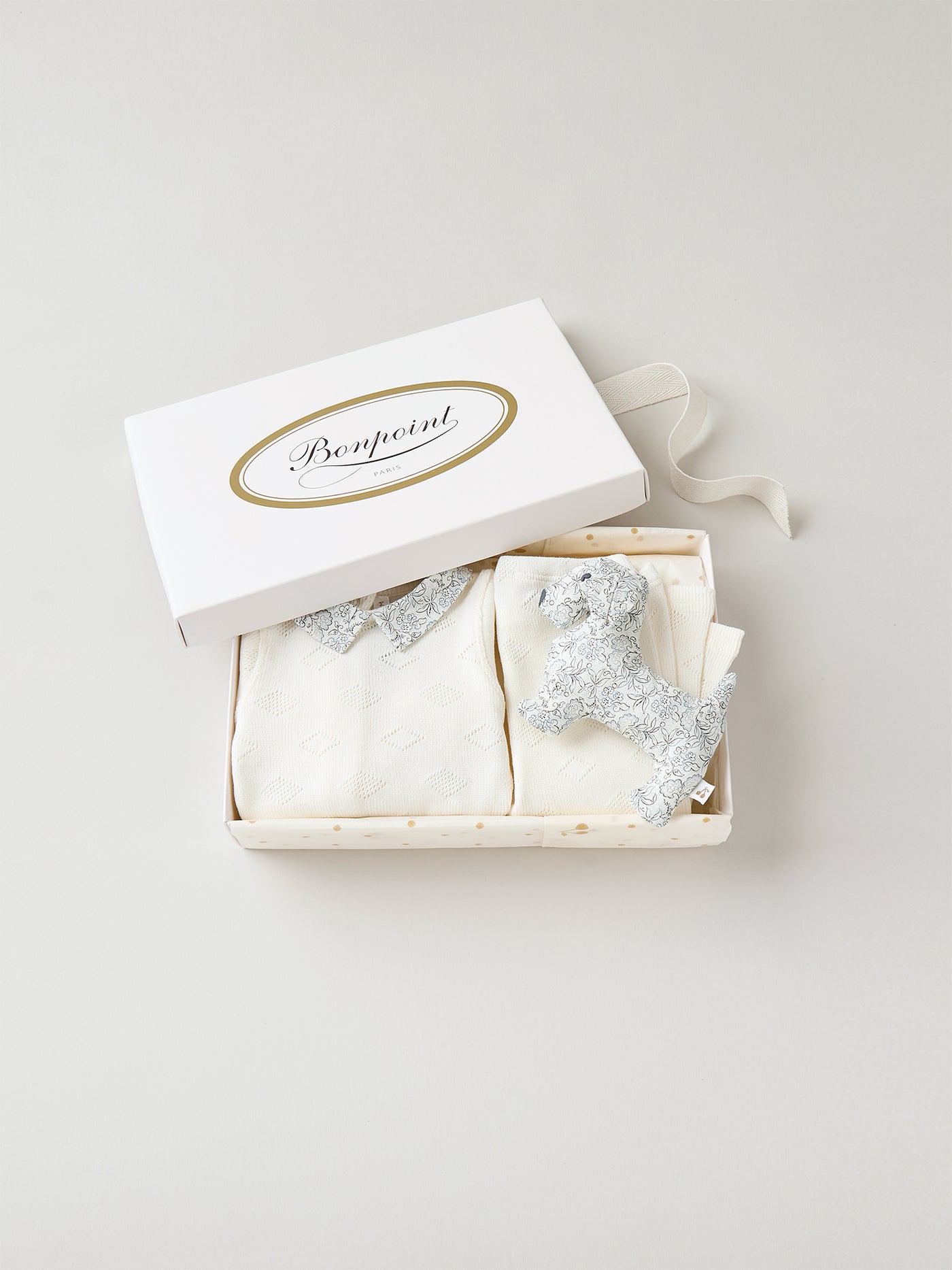 Denice box with knitted set and organic cotton comforter