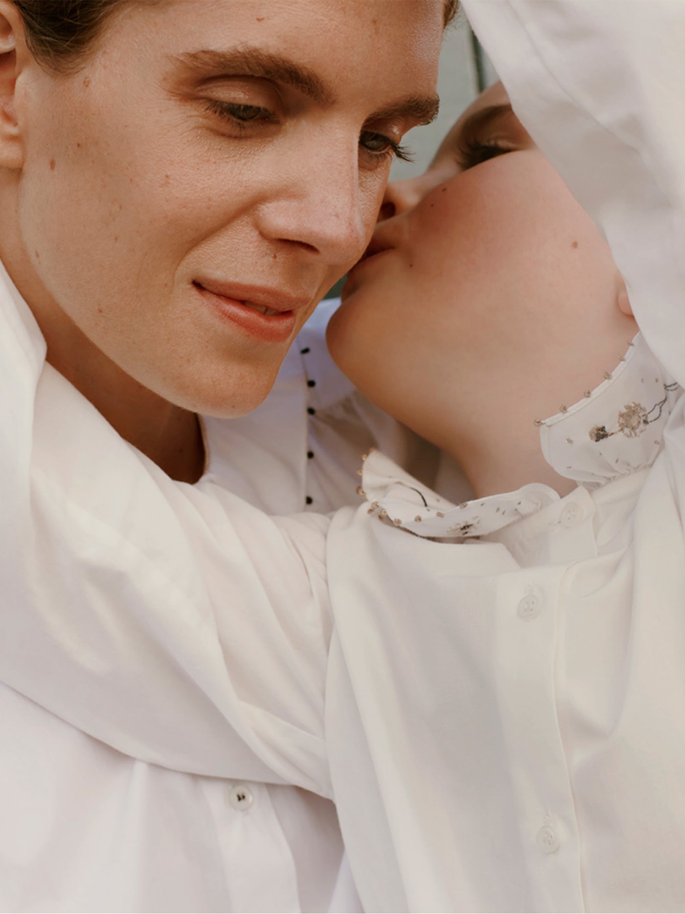 Joba blouse with embroidered collar in organic cotton